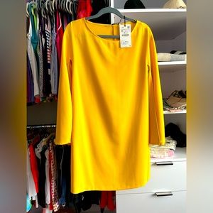 Yellow dress with open sleeves